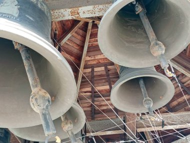 Kilisenin çanları büyüleyici yakın çekim görüntüsü etkileyici bir ilahi melodi yaratıyor..