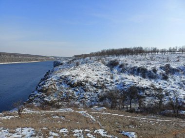 Dinyeper 'in panoraması zapt edilemez kayalar karla kaplandı Dinyeper akıntısının mavi sularını kestiler..