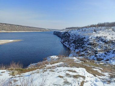 Dinyeper 'in panoraması zapt edilemez kayalar karla kaplandı Dinyeper akıntısının mavi sularını kestiler..