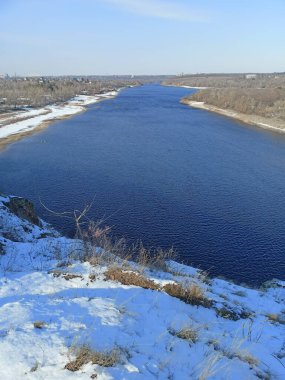 Geniş Dinyeper Kanalı 'nın mavi yüzeyinin inanılmaz güzelliği açık bir kış gününde hafif bir dalgalanma tarafından rahatsız edilmekte..