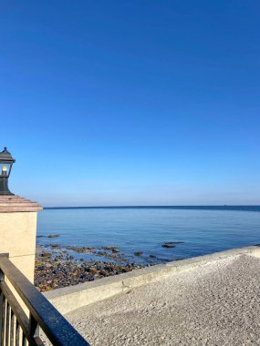 Güneşli kış havası, Odessa Karadeniz kıyısında yürüyüş yapmak için havayı ve arzuyu inanılmaz derecede canlandırıyor..