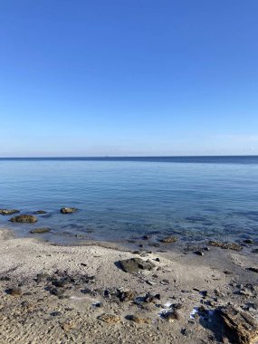 Kışın Karadeniz sahilinin muhteşem manzarası ufuktaki sonsuz deniz yüzeyine karşı berrak bir gökyüzünün altında.