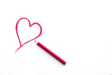 Kalp şekli çizim beyaz kağıt üzerinde