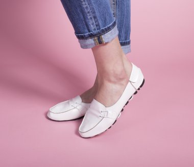 Pembe bir arka plan üzerinde kadın ayakkabı