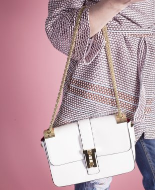 Kolundaki kadınlar çanta