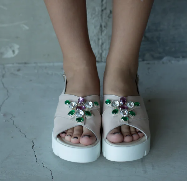 Mulheres bonitas sapatos de verão — Fotografia de Stock