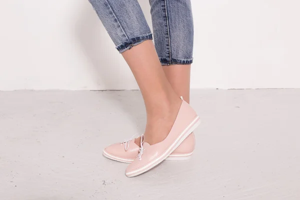 Hermosos zapatos de mujer sobre fondo claro — Foto de Stock