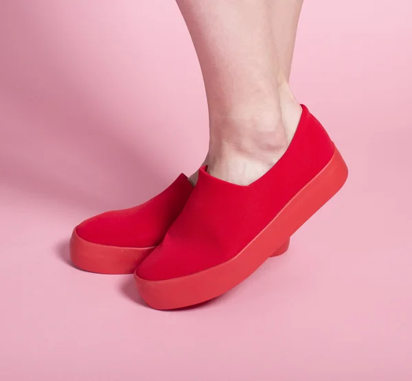 Női cipő-rózsaszín háttér Jogdíjmentes Stock Képek