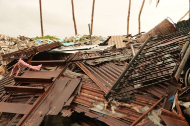 Paslı kıvrımlı metal enkazı yüzünden ağır hasar görmüş.