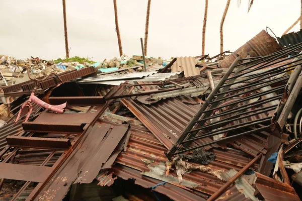 Paslı kıvrımlı metal enkazı yüzünden ağır hasar görmüş.