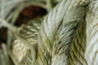 Beyaz ipliklerle dokulu, birbirine dolanmış ve birbirine dolanmış ipliklerle ilgili karmaşık detaylar