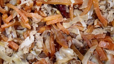 İnce doğranmış havuç, soğan ve diğer elementlerden oluşan iştah açıcı bir yakın çekim, muhtemelen sağlıklı bir yemek için hazırlanmış..