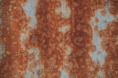 Derinden paslanmış metal bir yüzeyin tam bir çerçeve görüntüsü, kırmızımsı kahverengi ve gri dokuların zengin bir duvar halısını sergiliyor..