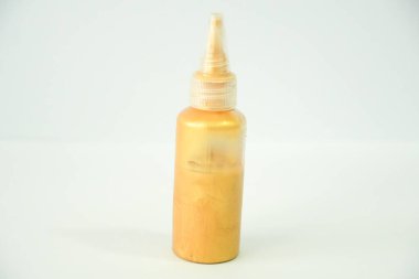 Solo altın renginde parlak metalik boya şişesi her yaratılış için zarafet ya da şenlik katmak için ideal..