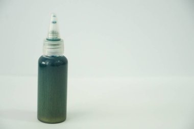 Büyüleyici bir deniz mavisi sıvısı içeren temiz bir plastik şişe. Yaratıcı projeler ya da laboratuvar kullanımı için mükemmel. El değmemiş beyaz bir arkaplana karşı..