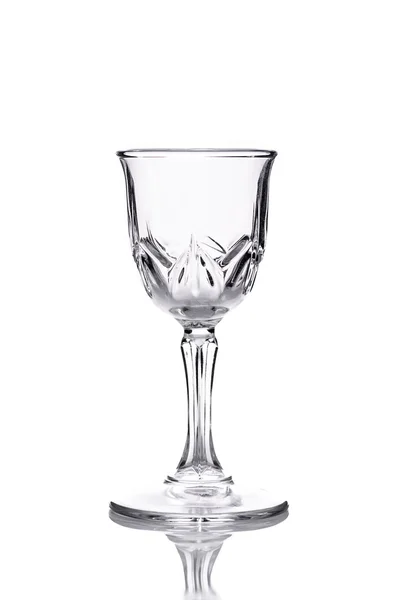 Le verre de vodka sur fond blanc — Photo