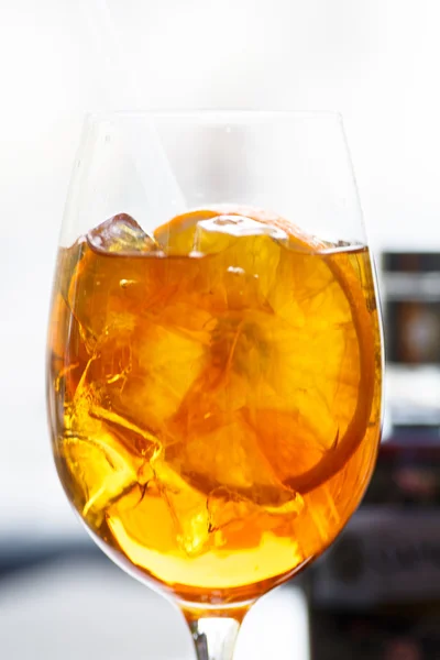 Cocktail com vinho espumante em um copo com gelo . — Fotografia de Stock