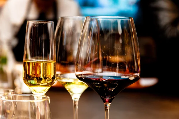 Víno ve sklenicích. — Stock fotografie