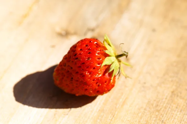 Eine Handvoll Bio-Erdbeeren auf dem Brett. — Stockfoto