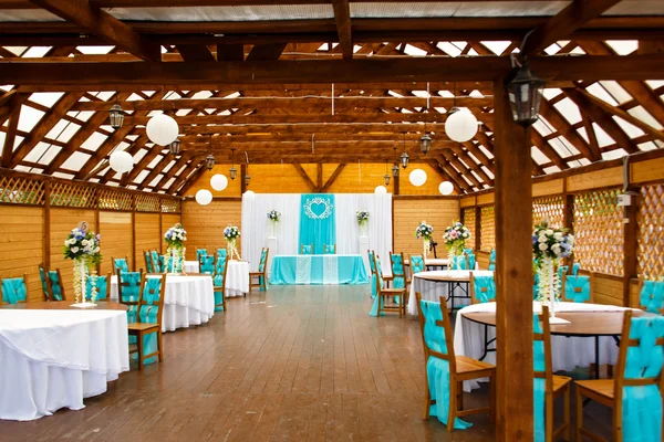 Varanda de verão, preparando-se para a cerimônia de casamento . — Fotografia de Stock