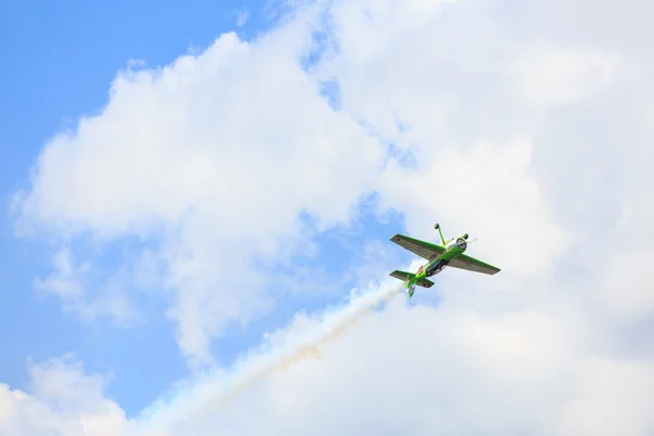 Pequeño plano verde realiza acrobacias en el cielo . — Foto de Stock