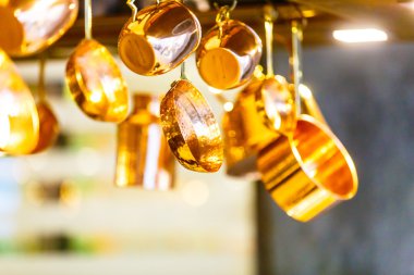 Bakır mutfak eşyaları (tencere, tava, testi) asmak t tavandan