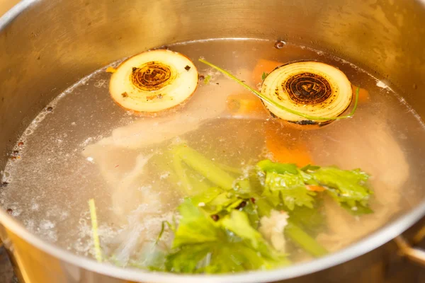 Sopa de pollo y verduras (cebolla, zanahoria, apio) cocida en — Foto de Stock