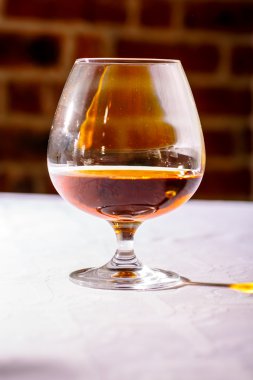 Fransız brendi cam parlamayı beyaz sekmesindeki gösterilecektir