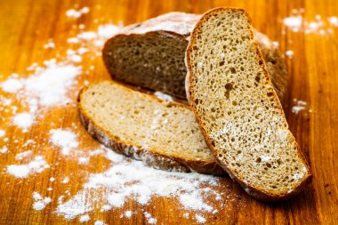 Ve tek parça tereyağı yalan bir parça dilimlenmiş ekmek üzerine woo