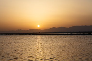 Güneş batmadan göl dağlardan arkasında.