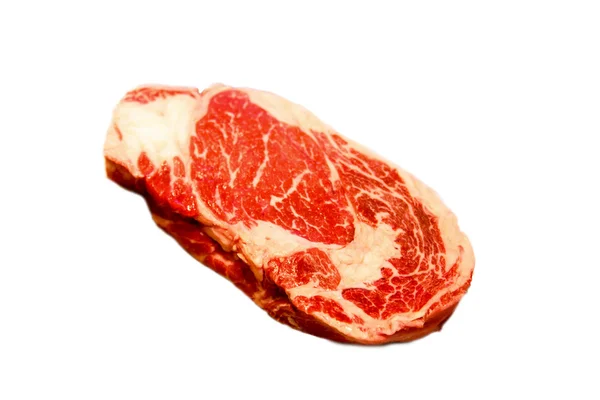 Beef ribeye is op een witte achtergrond. Geïsoleerd — Stockfoto