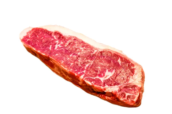 Nötkött Strip Loin i ett stycke är på en vit bakgrund. Isolerad — Stockfoto