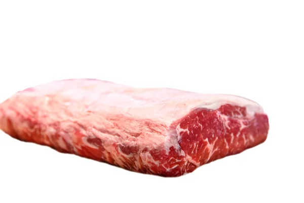 Carne di manzo Strip Loin in un unico pezzo è su uno sfondo bianco. Isolato — Foto Stock