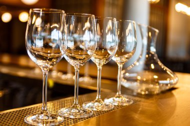 birkaç boş bardak ve şarap sürahi Çubuğu'nda stand.