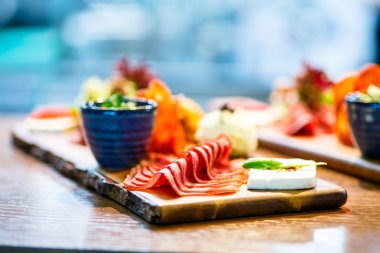 Sosis, kıyma, beyaz peynir ve marul üzerinde kurulu olan.