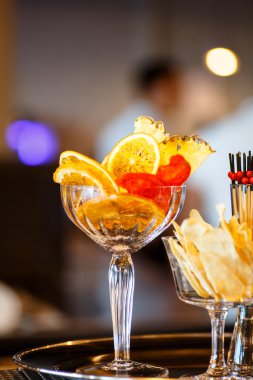 Cips meyve ve bir kokteyl yapmak için diğer malzemeleri