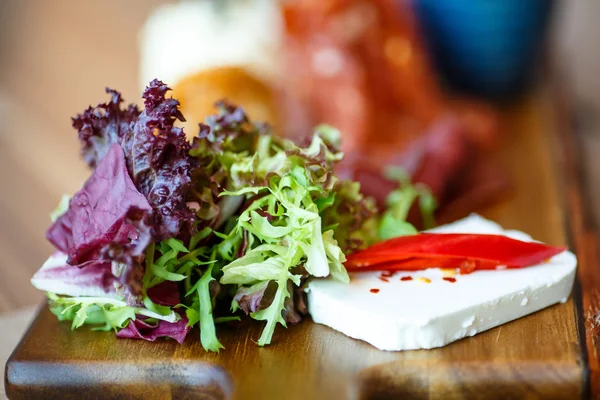 Salchichas, carne molida, queso feta y lechuga están en la Junta . — Foto de Stock