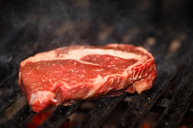 bir ızgarada kızartılmış sığır eti