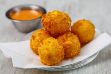 Kroket kırmızı sos ile bir plaka üzerinde yatıyordu. Büyük.