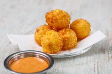 Kroket kırmızı sos ile bir plaka üzerinde yatıyordu. Büyük.