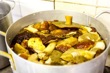 Restoranda büyük bir tavada pişirilmiş mantar çorbası.