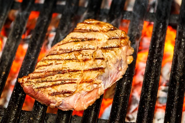 Bife de carne frito em uma grelha — Fotografia de Stock