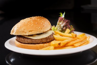 Çizburger patates kızartması, marul ve bir s yalan ketçap