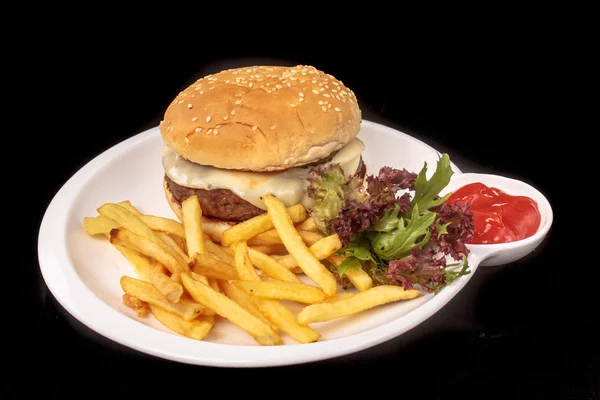 Hamburguesa de queso con papas fritas, lechuga y salsa de tomate en una s —  Fotos de Stock