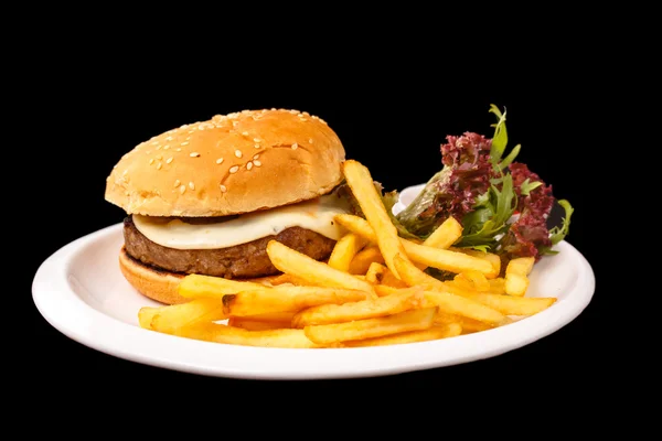 Hamburguesa de queso con papas fritas, lechuga y salsa de tomate en una s —  Fotos de Stock