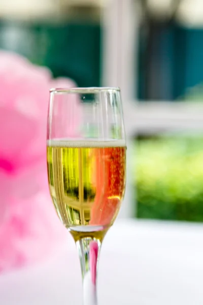 Bir bardak şampanya şehir dışında verandada cama beyaz bir tablodur. Düğün. — Stok fotoğraf