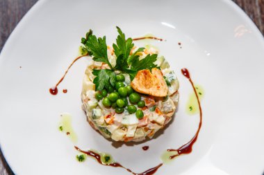 Hamur hazırlama. Aşçı dışarı hamur üzerinde kurulu alır..