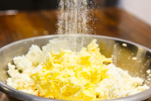 Preparación de la masa. Cocine lanza la masa en la Junta . — Foto de Stock