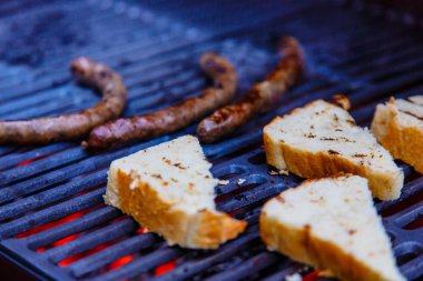 Bu akşam ızgarada kızartılmış ekmek ve sosis.