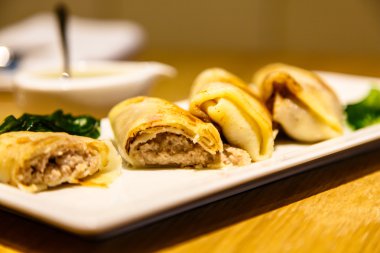 Rus krep rulo et ekşi krema ile doldurulmuş.